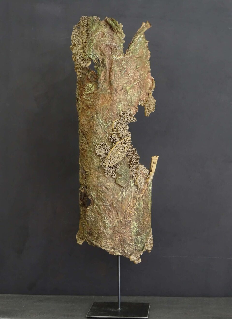 Ecorce réf ls5, sculpture en papier et carton recyclé, 70x23x22 cm, 2024