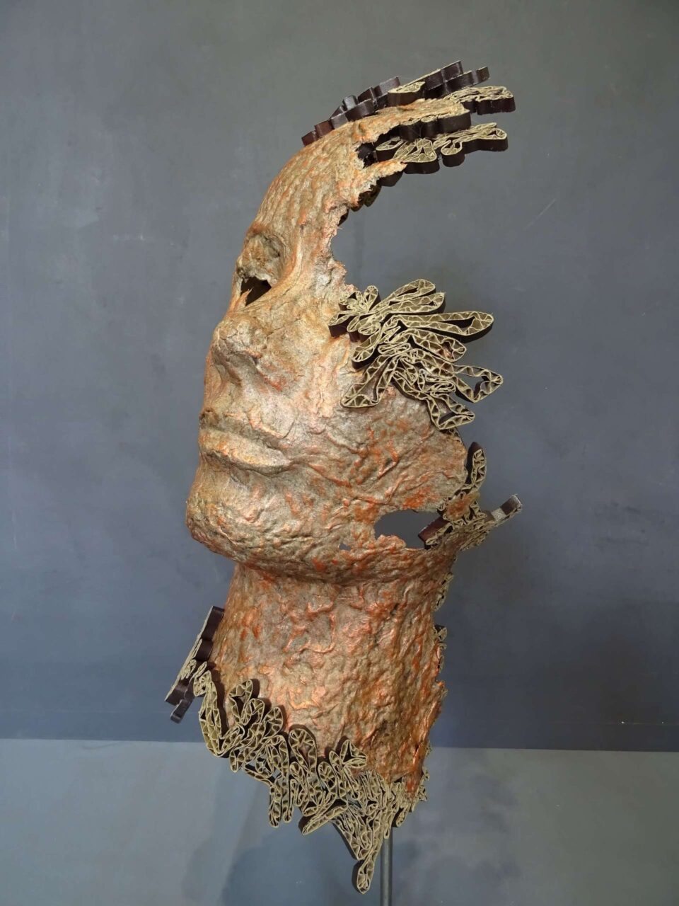 Kaira, réf ks19, sculpture en papier et dentelle carton sur socle métal, 43x16 5x15 cm, 2023