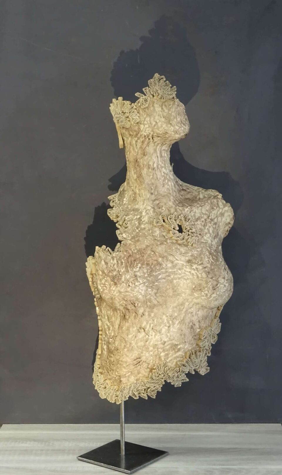 Kesia, réf ks8, buste en papier et carton recyclé, 69x28x19 cm, 2023