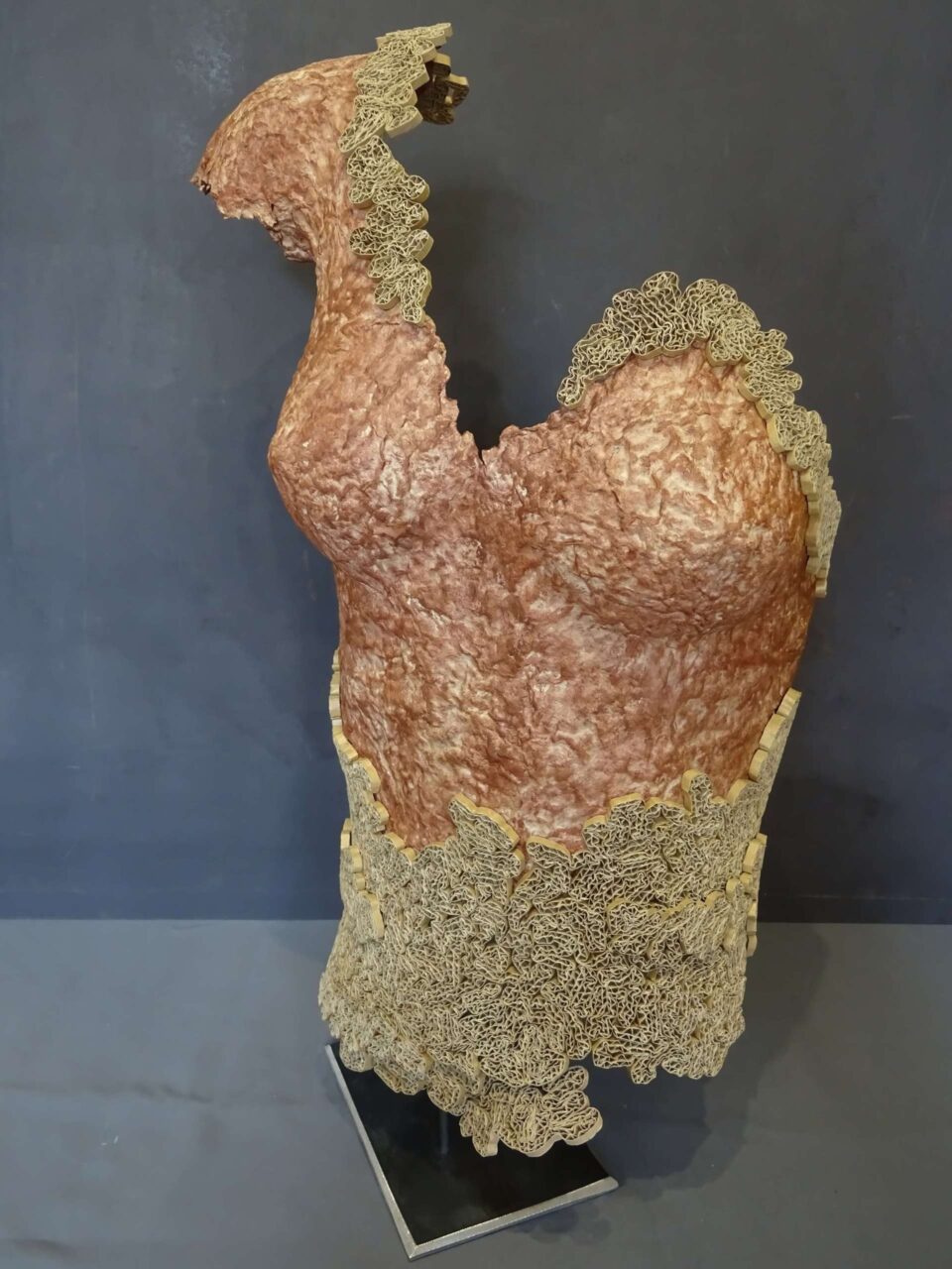 Kristina, réf ks9 buste en papier et dentelle carton, 59x35x25 cm, 2023