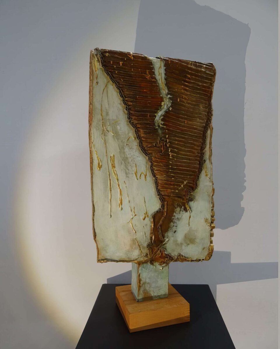 La rouille réf jc18, totem en carton sur socle bois, 42x20x5 cm, 2022