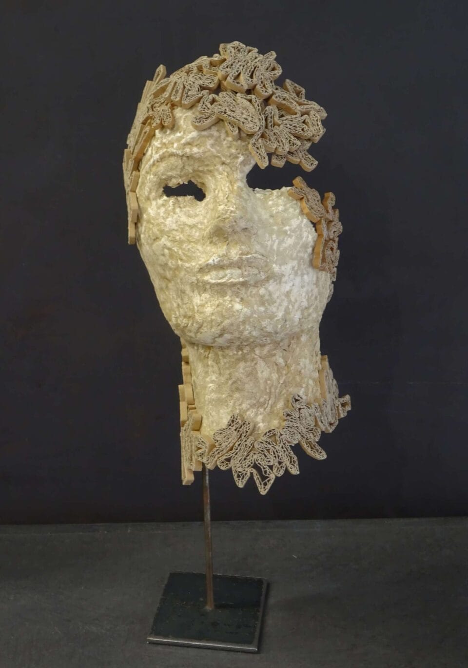 Lou, réf ls6, sculpture en papier et dentelle de carton, 2024